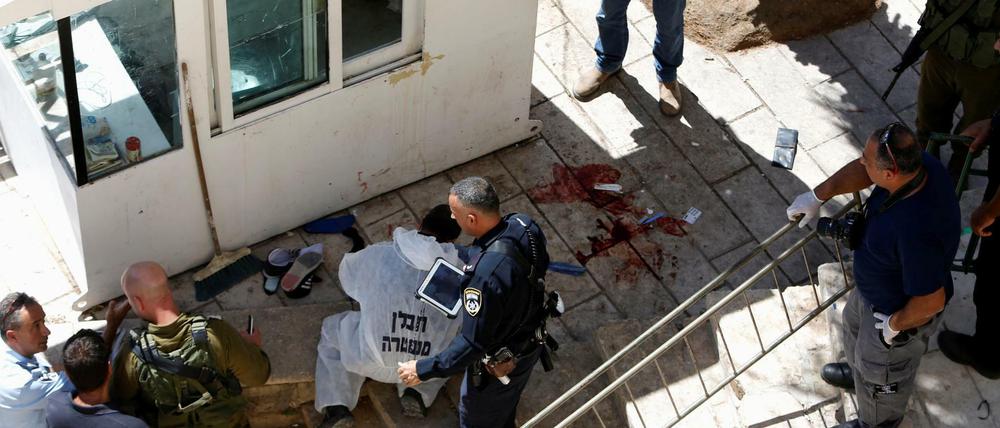 Israelische Sicherheitskräfte untersuchen am Montag den Tatort der jüngsten Messerattacke. Die Polizei tötete einen palästinensischen Angreifer und verletzten den anderen Täter schwer.