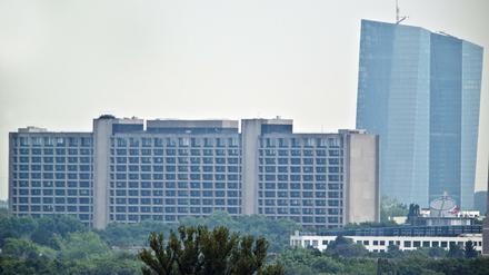 Die Bundesbank (l.) ist auch von der Geldpolitik der Europäischen Zentralbank (r.) abhängig. 