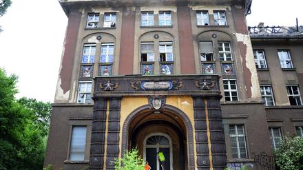 Die ehemalige Hebammenanstalt und Frauenklinik am Mariendorfer Weg in Neukölln.