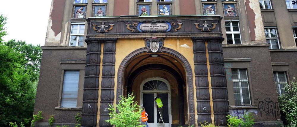 Die ehemalige Hebammenanstalt und Frauenklinik am Mariendorfer Weg in Neukölln.