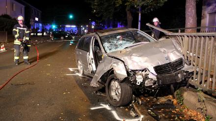 Feuerwehrleute sichern in Nienburg (Niedersachsen) eine Unfallstelle. Bei einem schweren Verkehrsunfall in Nienburg sind am Montagabend zwei Männer ums Leben gekommen. 