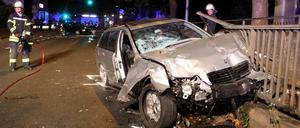 Feuerwehrleute sichern in Nienburg (Niedersachsen) eine Unfallstelle. Bei einem schweren Verkehrsunfall in Nienburg sind am Montagabend zwei Männer ums Leben gekommen. 