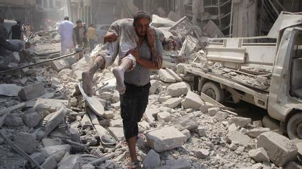 Rettung in der Trümmerlandschaft: In Idlib wird ein Verletzter in Sicherheit gebracht.