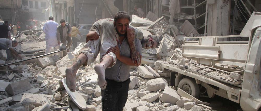 Rettung in der Trümmerlandschaft: In Idlib wird ein Verletzter in Sicherheit gebracht.