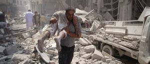 Rettung in der Trümmerlandschaft: In Idlib wird ein Verletzter in Sicherheit gebracht.