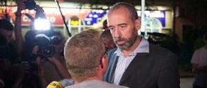 Alexander Ahrens, Oberbürgermeister von Bautzen, am Donnerstagabend auf dem Kornmarkt im Gespräch mit einem Bürger. 