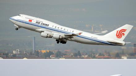 Die Bildkombo zeigt einen Boeing B747 Jumbo der chinesischen Luftlinie Air China und einen Boeing B747-8 Jumbo der deutschen Lufthansa.