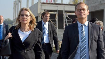 Berlins (noch) amtierende Wirtschaftssenatorin Cornelia Yzer (CDU) und der Regierende Bürgermeister Michael Müller (SPD) - hier im Oktober 2015 beim einem Besuchs des Werks der Berlin Chemie AG - schenkten sich nicht viel vergangene Legislaturperiode.