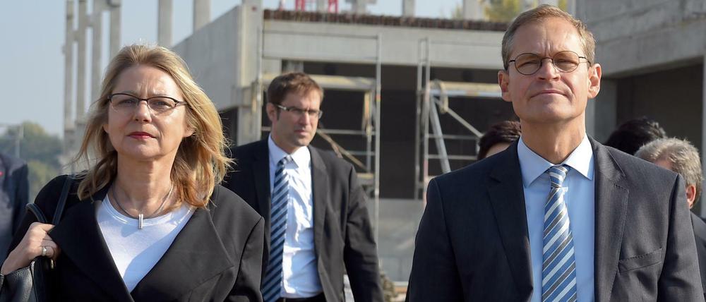 Berlins (noch) amtierende Wirtschaftssenatorin Cornelia Yzer (CDU) und der Regierende Bürgermeister Michael Müller (SPD) - hier im Oktober 2015 beim einem Besuchs des Werks der Berlin Chemie AG - schenkten sich nicht viel vergangene Legislaturperiode.