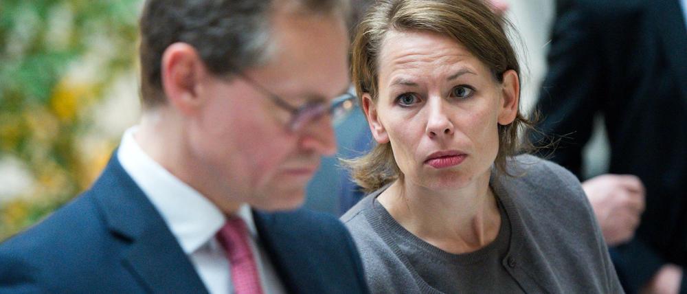 Senatssprecherin Daniela Augenstein (r) neben ihrem Chef, dem Regierenden Bürgermeister von Berlin, Michael Müller (SPD). 