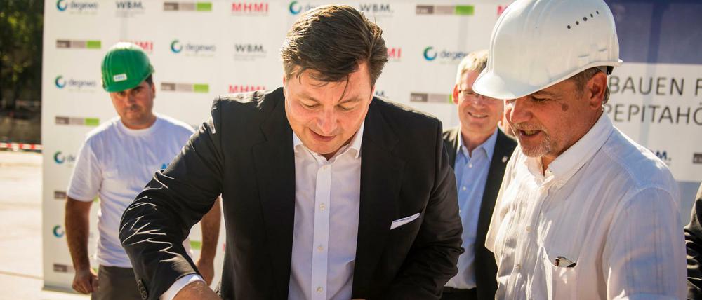 Wehrt sich gegen die Vorwürfe. Stadtentwicklungs-Senator Andreas Geisel (SPD), hier bei der Grundsteinlegung für ein Degewo-Projekt.