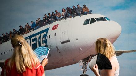 Die Arbeit "Köfte Airlines (2016)" des türkischen Künstlers Halil Altindere war im Rahmen der Berlin Art Week als Fototapete im HAU ausgestellt. 