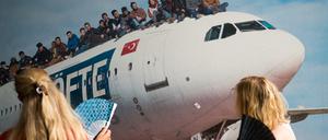 Die Arbeit "Köfte Airlines (2016)" des türkischen Künstlers Halil Altindere war im Rahmen der Berlin Art Week als Fototapete im HAU ausgestellt. 