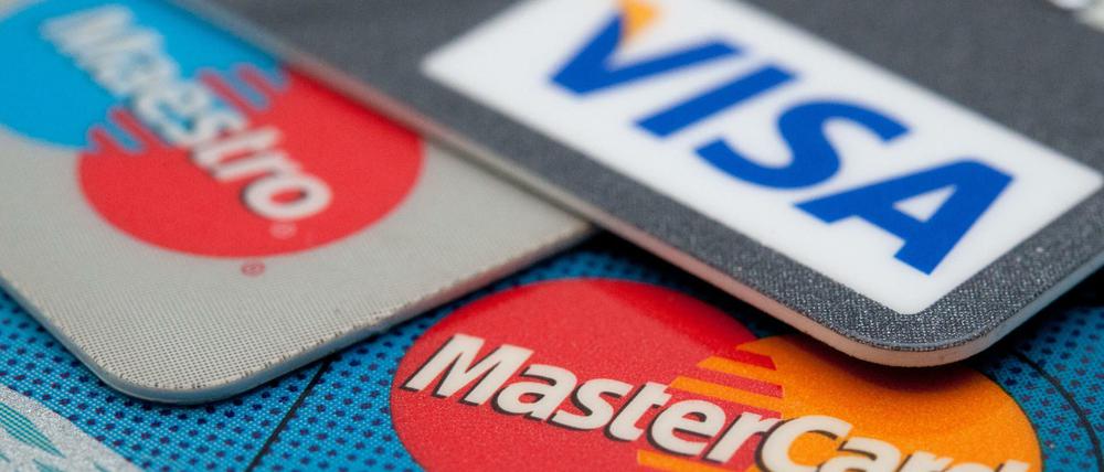 Die Kreditkarte gratis dazu. Einige Banken bieten diesen Service.