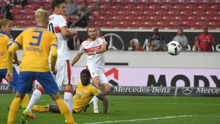 Stuttgarts Kevin Großkreutz (r) schiesst das 2:0.