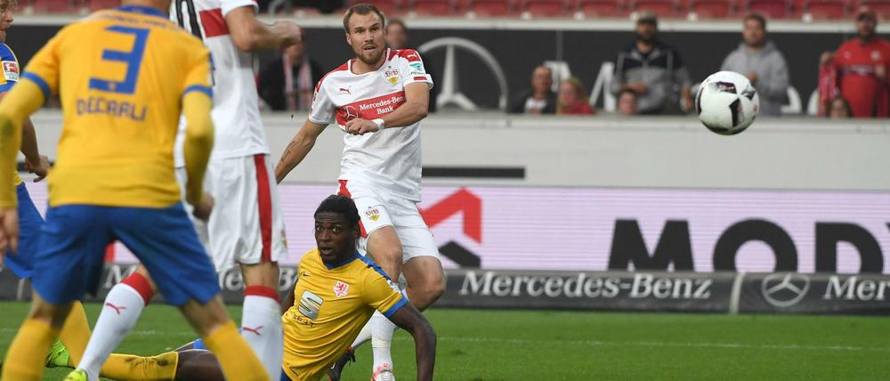 Stuttgarts Kevin Großkreutz (r) schiesst das 2:0.