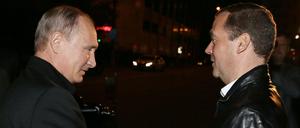 Russlands Präsident Wladimir Putin (links) mit dem Ministerpräsidenten Dmitri Medwedew in der Wahlnacht. Medwedew ist Vorsitzender der Partei "Einiges Russland", die in der neuen Duma mehr als drei Viertel der Sitze erhält. 