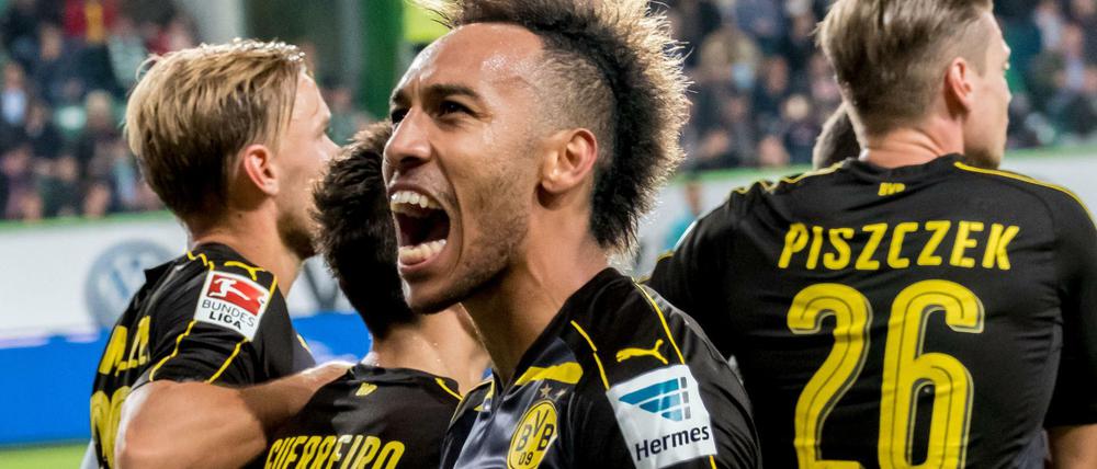 Dortmunds Pierre-Emerick Aubameyang bejubelt seinen Treffer zum 2:0 gegen den VfL Wolfsburg.