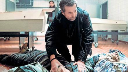 Wieder zu spät.  Kommissar Reto Flückiger (Stefan Gubser) und Liz Ritschard (Delia Mayer) finden ein weiteres Opfer.