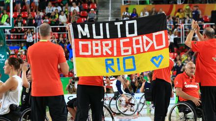 Vielen Dank, Rio! Das Rollstuhlbasketballteam Deutschland (GER) der Frauen, das mit 45-62 die Silbermedaille im Finale gegen die USA (Gold) gewonnen hat, freut sich im Olympic-Park bei den Paralympics Rio 2016 in Rio de Janeiro, Brasilien, über Erfolg und Stimmung.