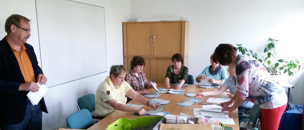 Volle Konzentration: In Hellersdorf wurde nochmal nachgezählt.