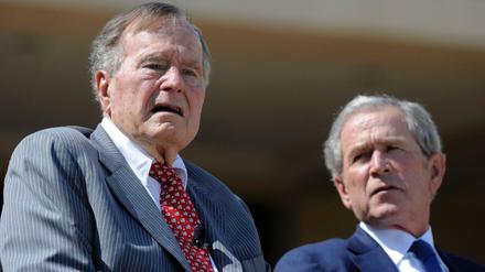 Die ehemaligen US-Präsidenten George H.W. Bush und George W. Bush auf einem Archivbild.