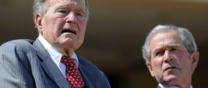 Die ehemaligen US-Präsidenten George H.W. Bush und George W. Bush auf einem Archivbild.