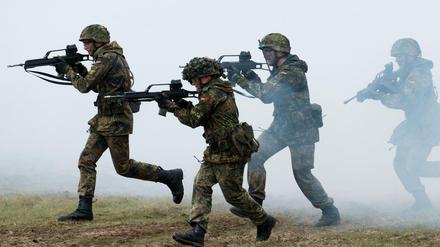Übende Bundeswehrsoldaten: Auch in Isabelle Lehns Roman wird Krieg simuliert.