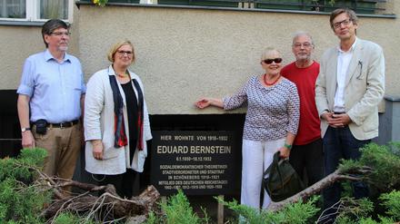 Enthüllung der neuen Gedenktafel für Eduard Bernstein.