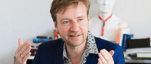 Berlin Kulturstaatssekretär Tim Renner (SPD) räumt Kommunikationsfehler bei der Intendantenbesetzung ein.