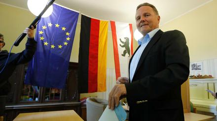 Der Spitzenkandidat der AfD, Georg Pazderski, gibt am Sonntag in Berlin seine Stimme ab.