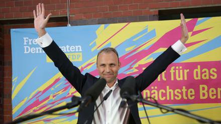 Der Spitzenkandidat der FDP, Sebastian Czaja, jubelt nach Bekanntgabe der ersten Ergebnisse. 