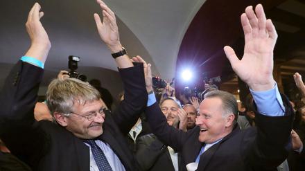 Der AfD-Parteivorsitzende Jörg Meuthen (l) und der Spitzenkandidat der Alternative für Deutschland (AfD) für Berlin, Georg Pazderski (r), bejubeln ihren Erfolg in Berlin. 