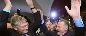 Der AfD-Parteivorsitzende Jörg Meuthen (l) und der Spitzenkandidat der Alternative für Deutschland (AfD) für Berlin, Georg Pazderski (r), bejubeln ihren Erfolg in Berlin. 