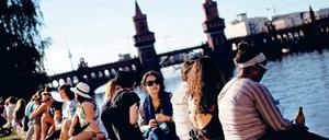 Aufatmen. Im Sommer zieht es die Stadtmenschen ans Wasser - wie hier unweit der Oberbaumbrücke.
