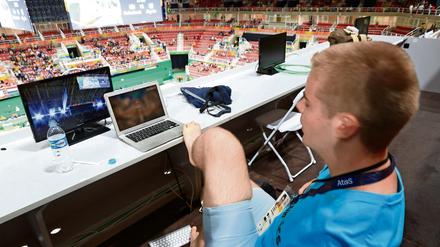 David Hock vom Team der deutschen und brasilianischen Nachwuchsreporter der "Paralympics Zeitung Rio 2016" während seiner Arbeit auf der Pressetribühne.