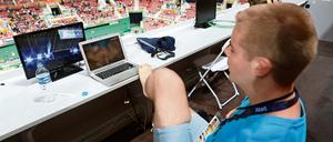 David Hock vom Team der deutschen und brasilianischen Nachwuchsreporter der "Paralympics Zeitung Rio 2016" während seiner Arbeit auf der Pressetribühne.