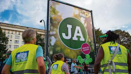 Am Frankfurter Tor endete eine Fahrrad-Demo zum Abschluss des Grünen Wahlkampfes.