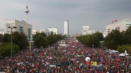 Protest bei Regen: Gegner von TTIP und Ceta in Berlin 