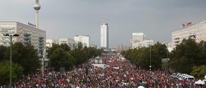 Protest bei Regen: Gegner von TTIP und Ceta in Berlin 