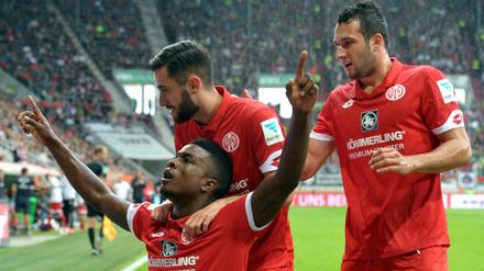 Der Mainzer Jhon Cordoba (unten) bejubelt sein Tor zum 1:0 mit seinen Mannschaftskollegen Yunus Malli und Levin Öztunali (r). 