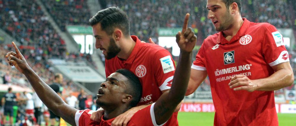 Der Mainzer Jhon Cordoba (unten) bejubelt sein Tor zum 1:0 mit seinen Mannschaftskollegen Yunus Malli und Levin Öztunali (r). 