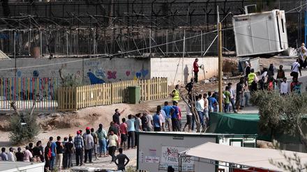 Am Dienstag standen viele Flüchtlingen in Moria wieder Schlange vor der Essensausgabe.