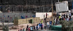 Am Dienstag standen viele Flüchtlingen in Moria wieder Schlange vor der Essensausgabe.