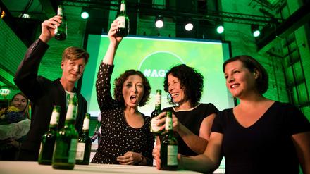 Hoch die Flaschen: Die vier Spitzenkandidaten der Grünen feiern das Berliner Ergebnis.