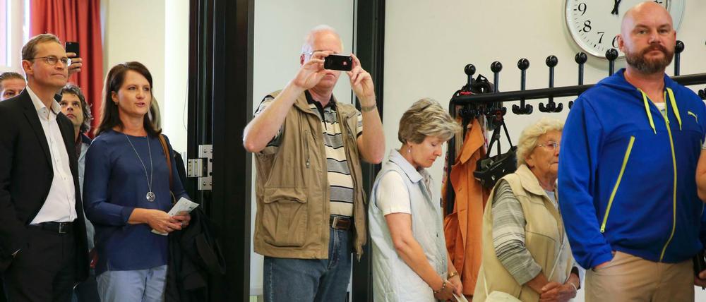 Hier wartet der Chef noch selbst: Michael Müller und seine Frau bei der Stimmabgabe im OSZ Lotis in der Tempelhofer Dudenstraße.