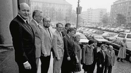 Als die Mauer fiel war Peter Mitzscherling (2. von links) im rot-grünen Senat von Walter Momper (ganz links) für die Wirtschaft zuständig. Das Foto stammt aus dem Oktober 1988, als Momper sein Schattenkabinett für die Wahl im Januar 1989 präsentierte.
