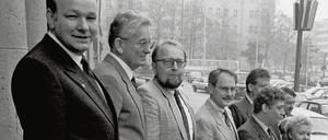 Als die Mauer fiel war Peter Mitzscherling (2. von links) im rot-grünen Senat von Walter Momper (ganz links) für die Wirtschaft zuständig. Das Foto stammt aus dem Oktober 1988, als Momper sein Schattenkabinett für die Wahl im Januar 1989 präsentierte.
