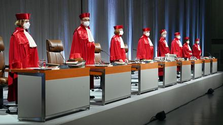 Der Zweite Senat beim Bundesverfassungsgericht verhandelt in der Messe Karlsruhe über Oppositionsklagen gegen die Aufstockung der staatlichen Parteienfinanzierung.