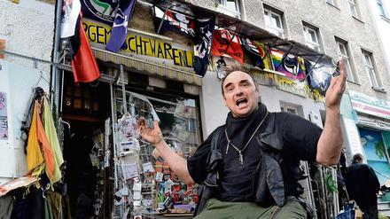 H.G. Lindenau, vor seinem "Gemischtwarenladen für Revolutionsbedarf" in Berlin Kreuzberg.